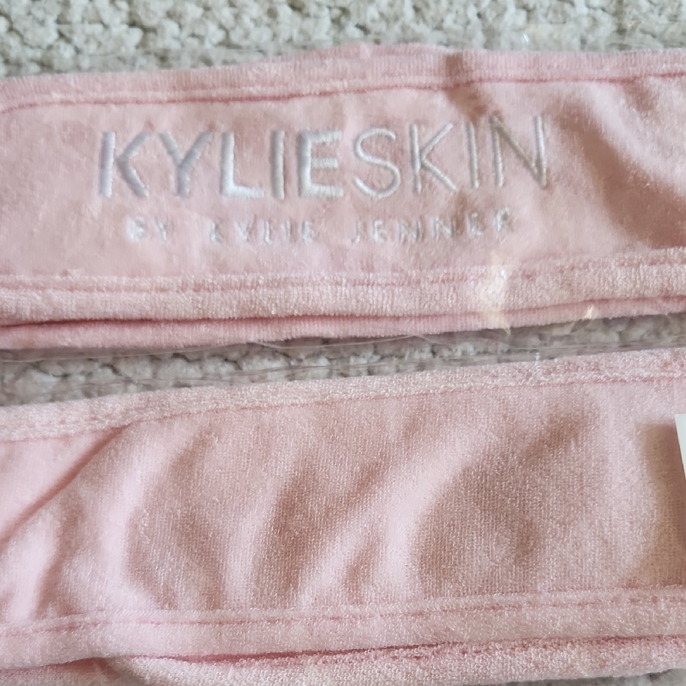 KYLIE SKIN Two Pink Headbands and BEAUTY BIO Lip-Shaped Pouch BUNDLE Set NWT - Picture 7 of 16